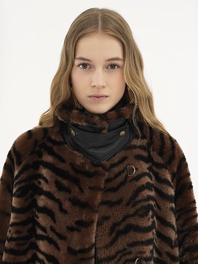 Double-breasted long coat in shearling Tiger print on shearling
Oat Brown Front view of the product being worn