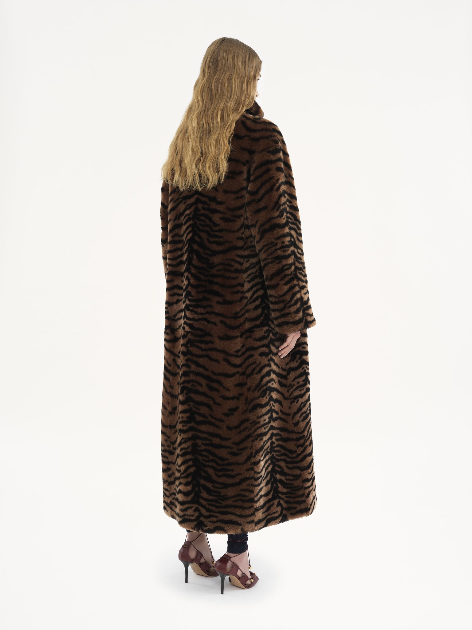 Double-breasted long coat in shearling Tiger print on shearling
Oat Brown Top view of the product