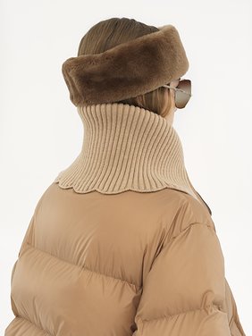 High-neck puffer jacket in shiny nylon Shiny recycled nylon
Pearl Beige Front view of the product being worn