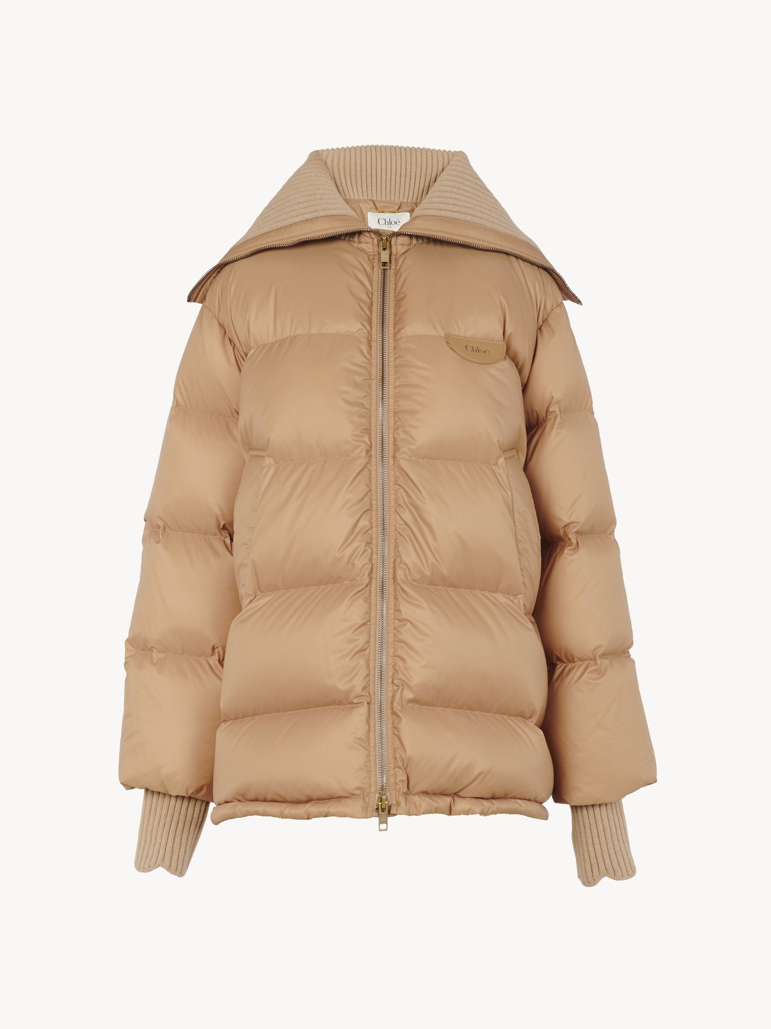 High-neck puffer jacket in shiny nylon Shiny recycled nylon
Pearl Beige