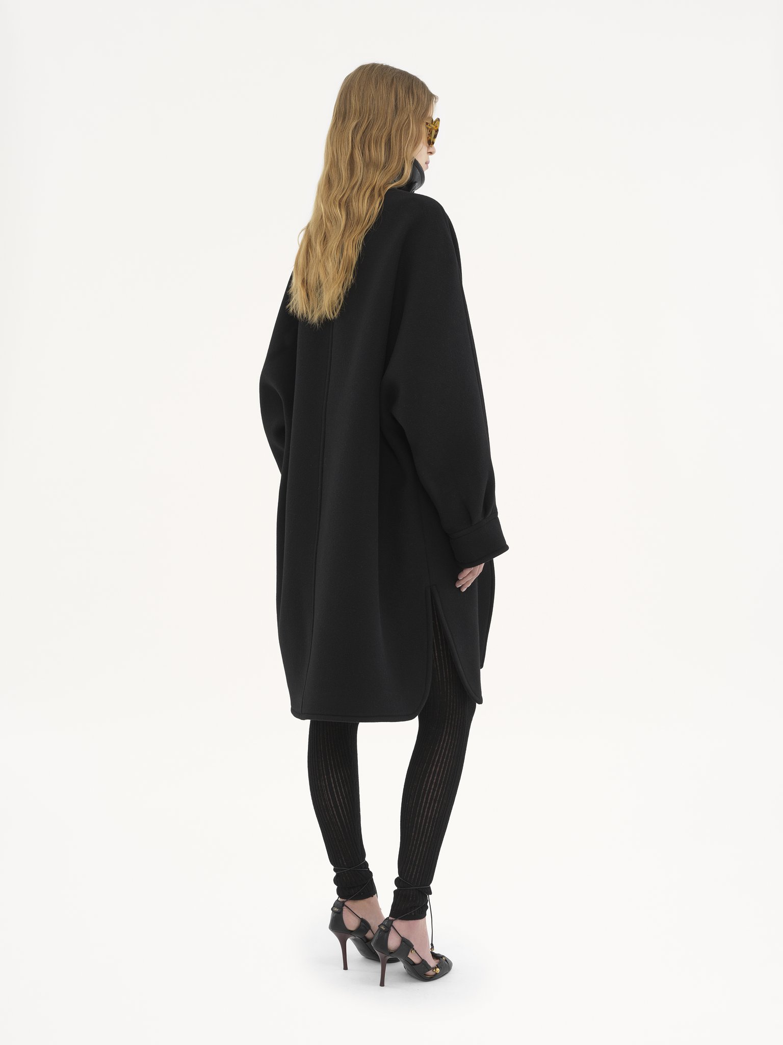 Oversized mid-length coat in wool Iconic soft wool
Black Top view of the product