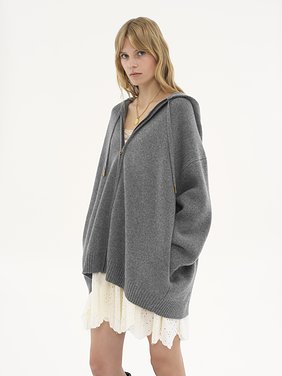 Oversized zipped hoodie in wool & cashmere knit Wool & cashmere knit
Divine Grey Product detail