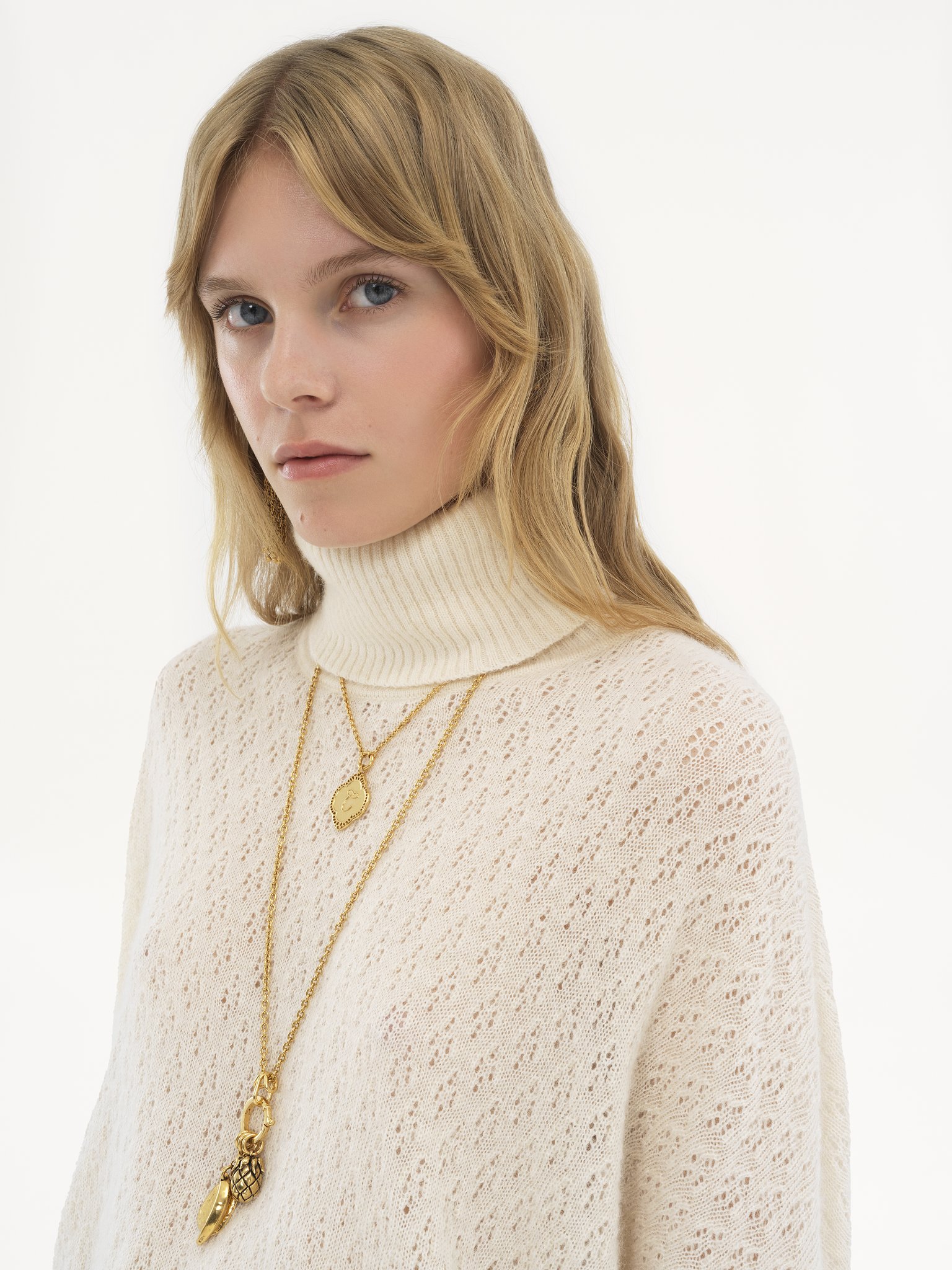 Generous turtleneck sweater in pointelle knit Fluffy pointelle
Iconic Milk 