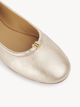 Marcie ballerina Metallic leather
Frosted Almond Front view of the product being worn