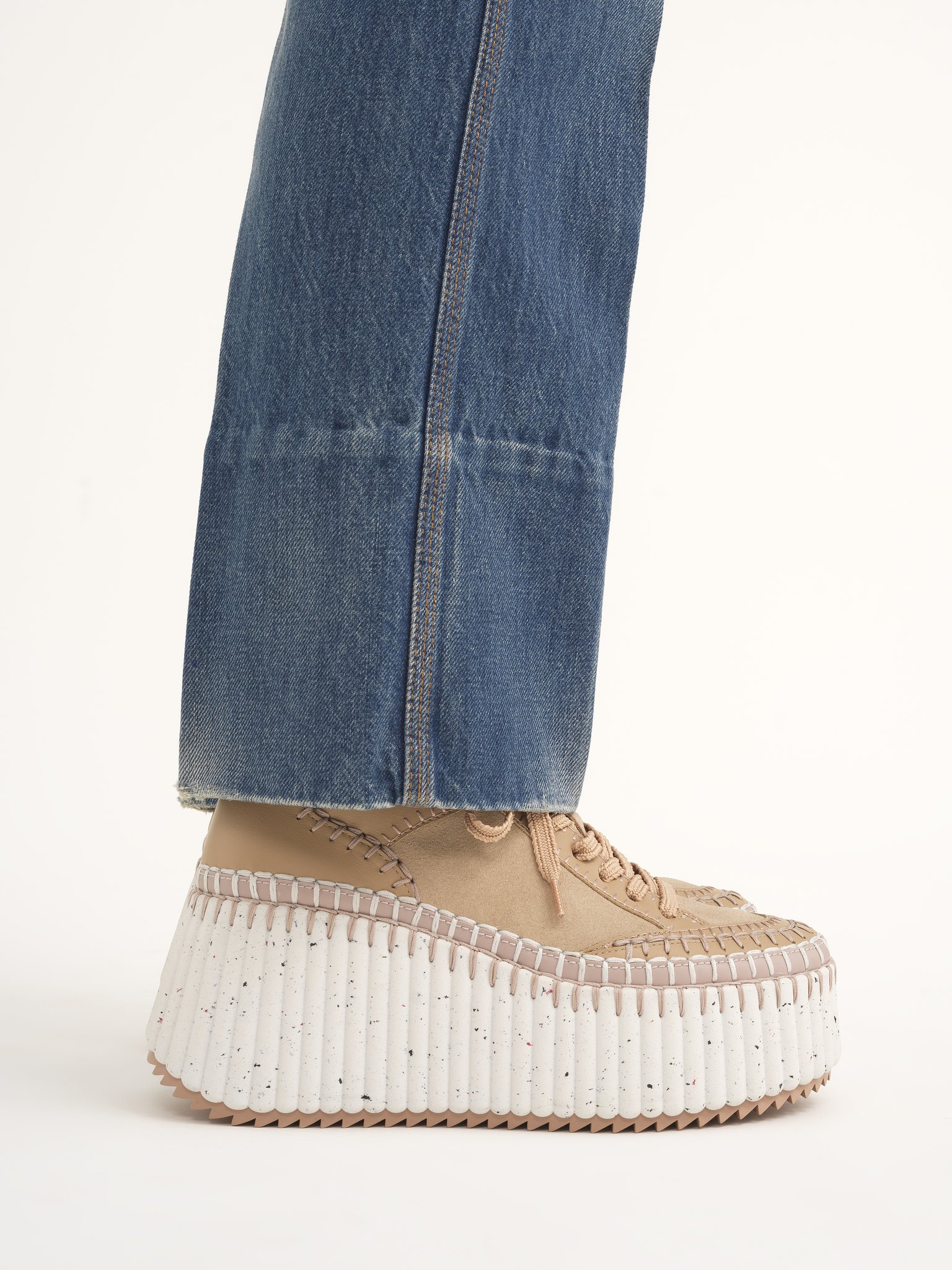 Nama wedge sneaker Suede cowhide
Tan Rose Back view of the product