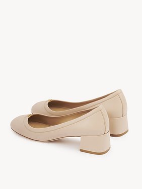 Marcie pump Nappa lambskin
Delicate Nude Front view of the product being worn