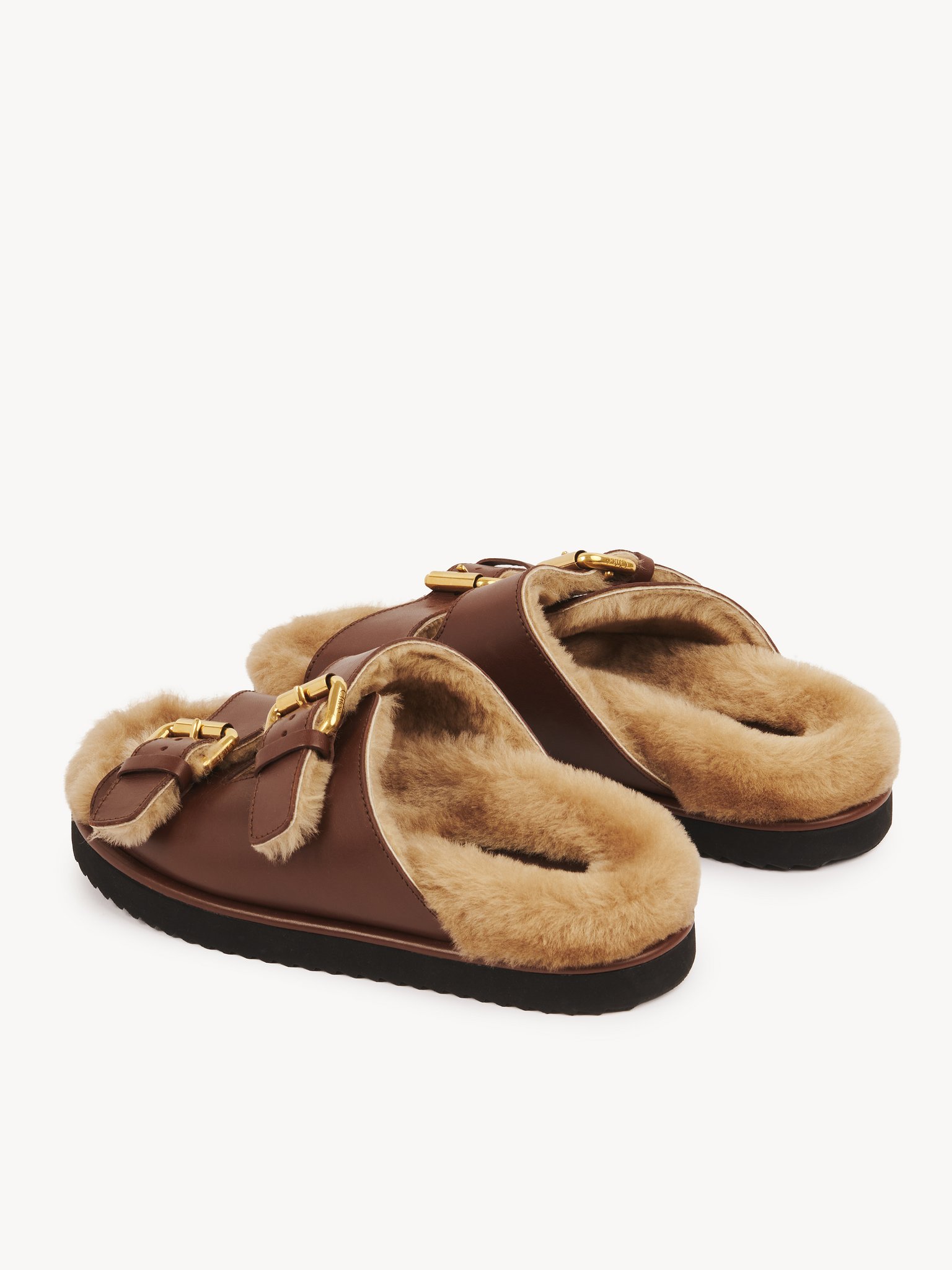 Nil slide Calfskin with shearling
Sooty Brown Front view of the product being worn