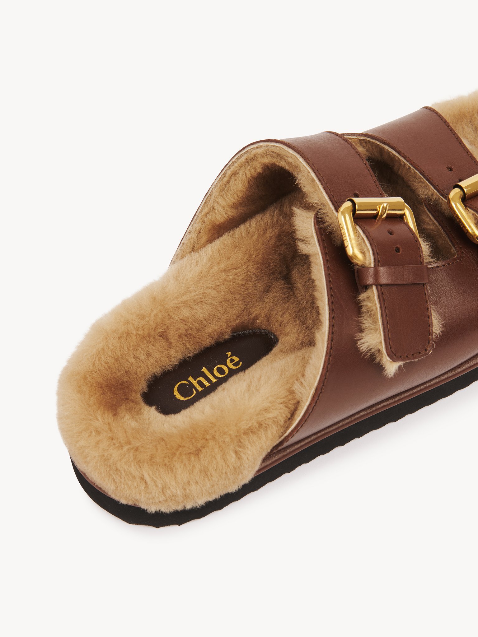 Nil slide Calfskin with shearling
Sooty Brown Front view of the product being worn