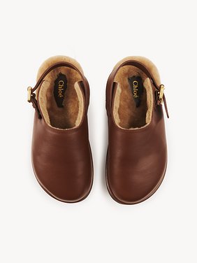 Nil mule Calfskin with shearling
Sooty Brown 