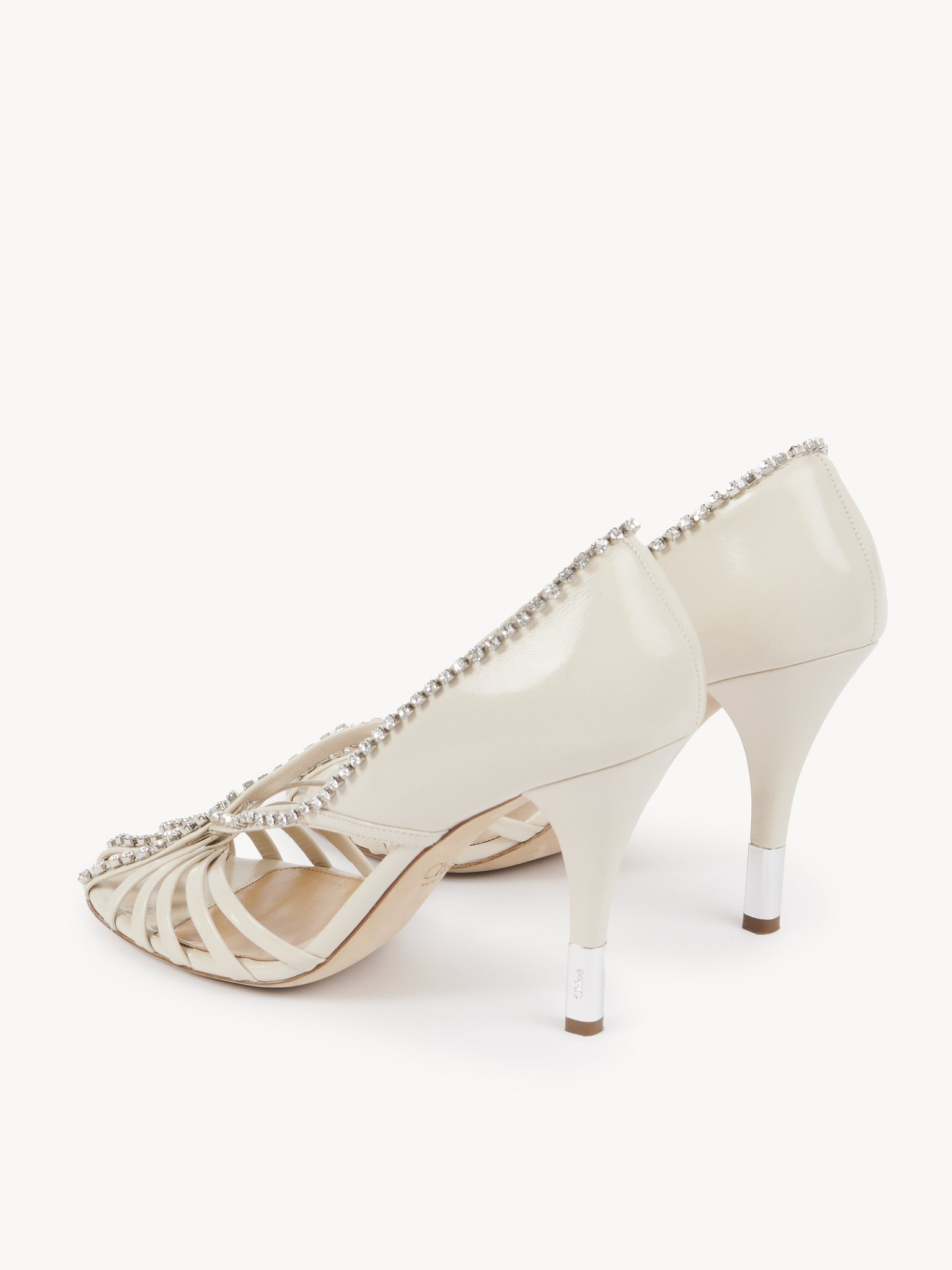 Leonie pump Sheepskin & strass
Pearly Ivory Front view of the product being worn