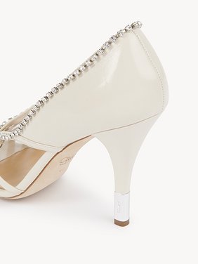 Leonie pump Sheepskin & strass
Pearly Ivory Front view of the product being worn