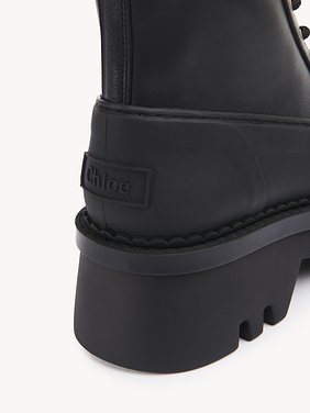 Phoenix ankle boot Bio-based TPU & oily calfskin
Black Front view of the product being worn