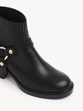 Dakota ankle boot Calfskin
Black Top view of the product