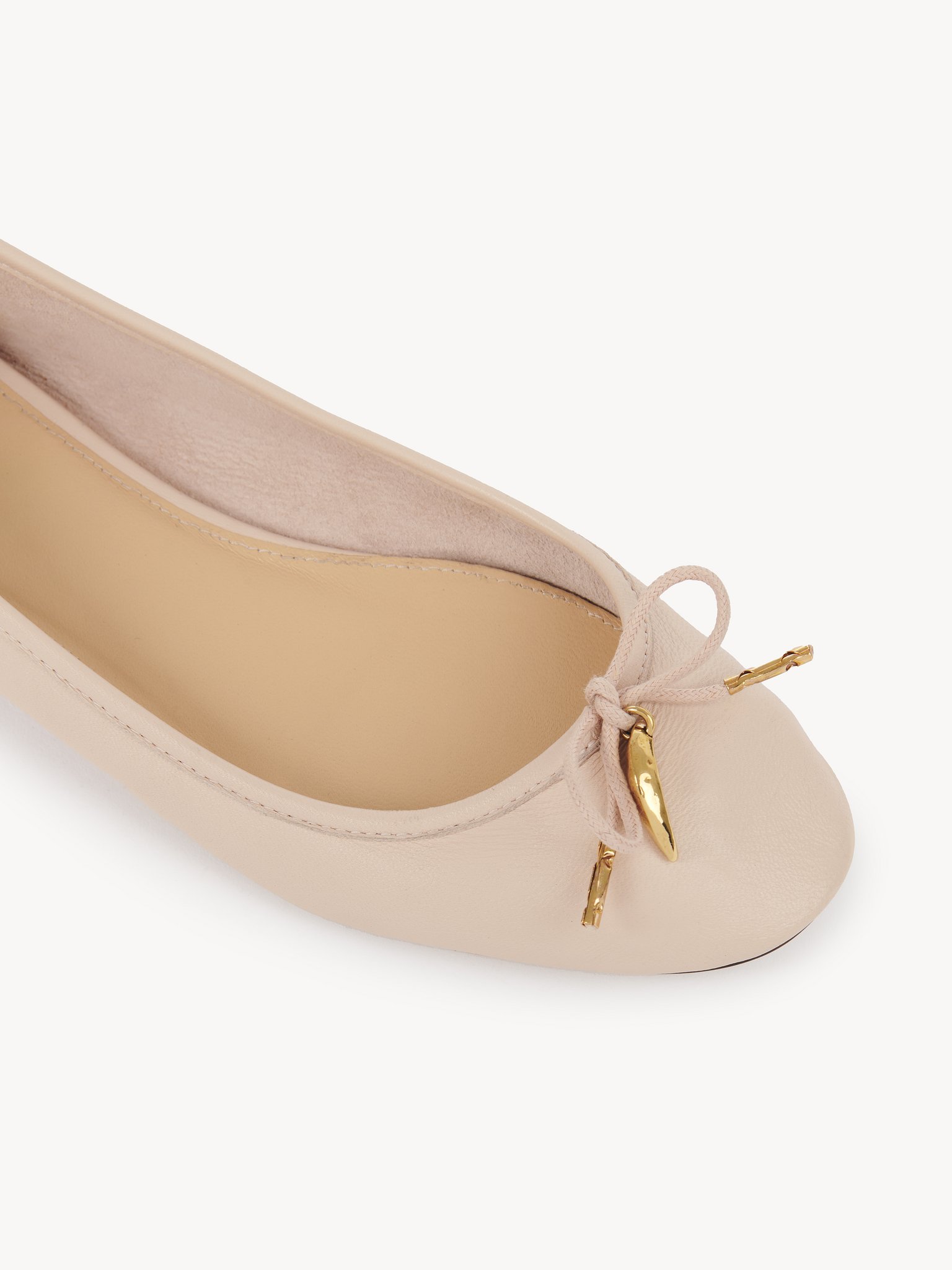 Iris ballerina Glossy sheepskin
Blushy Beige Front view of the product being worn