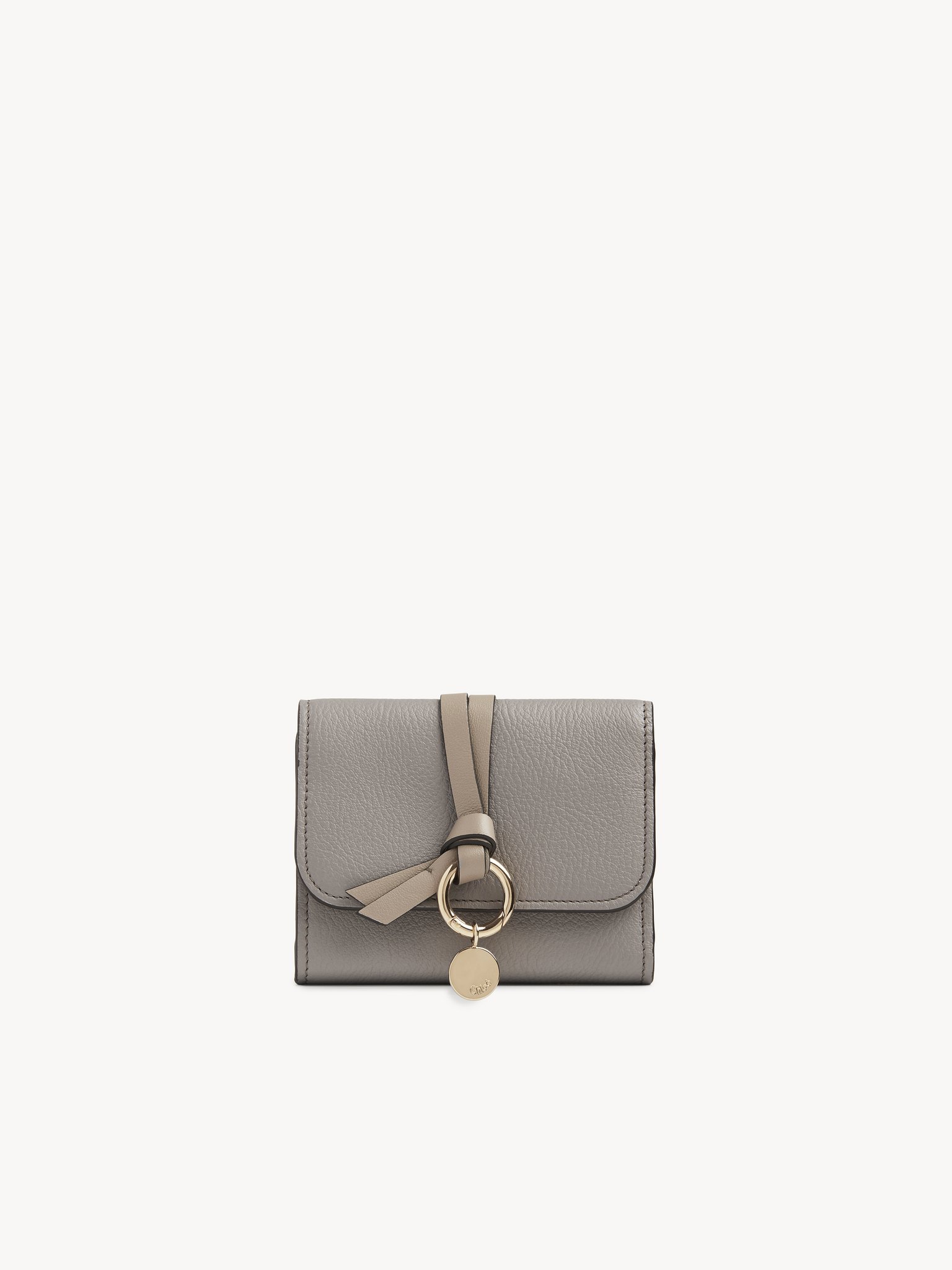 Small Alphabet tri-fold in grained leather Grained & shiny calfskin
Cashmere Grey [*** acc_altImage_shotM ***]