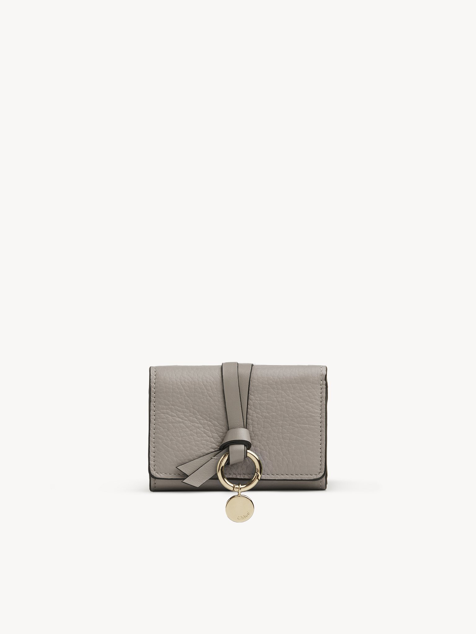 Mini Alphabet tri-fold in grained leather Grained & shiny calfskin
Cashmere Grey [*** acc_altImage_shotM ***]