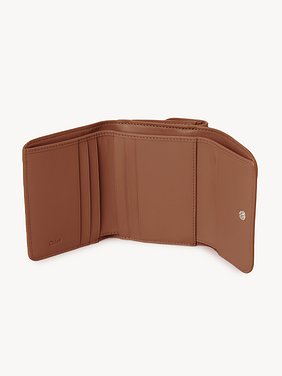 Small Chloé Sense tri-fold in soft leather Shiny calfskin
Caramel Front view of the product being worn