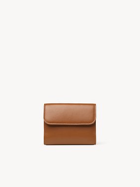 Small Chloé Sense tri-fold in soft leather Shiny calfskin
Caramel Back view of the product