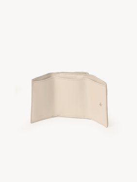 Mini Chloé Sense tri-fold in soft leather Shiny calfskin
Cement Pink Front view of the product being worn