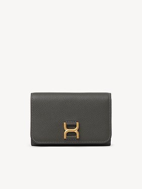 Marcie compact wallet in grained leather Grained calfskin
Elephant Grey