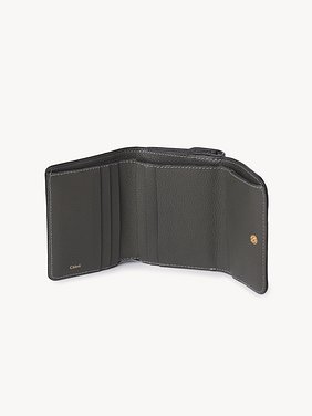 Small Marcie tri-fold in grained leather Grained calfskin
Elephant Grey Product detail