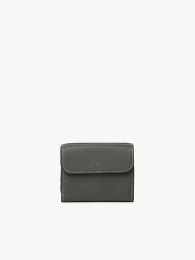 Small Marcie tri-fold in grained leather Grained calfskin
Elephant Grey Back view of the product