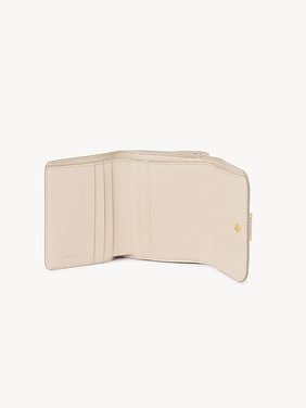 Small Marcie tri-fold in grained leather Grained calfskin
Cement Pink Product detail