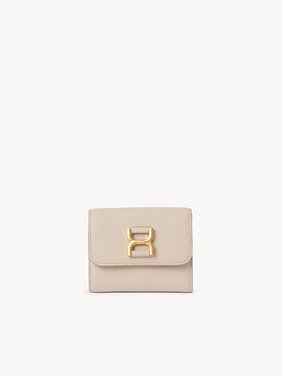 Small Marcie tri-fold in grained leather Grained calfskin
Cement Pink