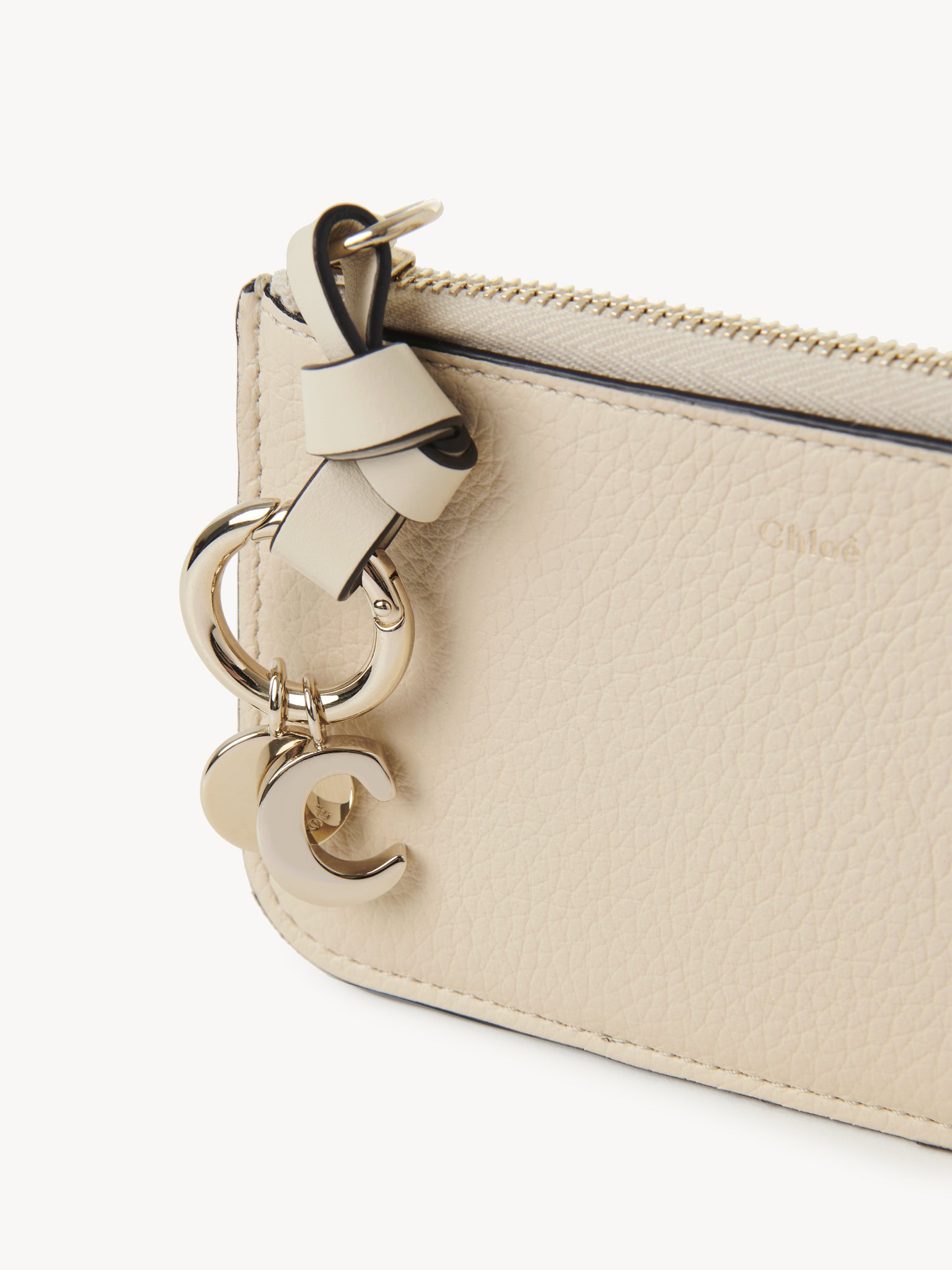 Alphabet wallet in grained leather Grained & shiny calfskin
Sweet Beige 