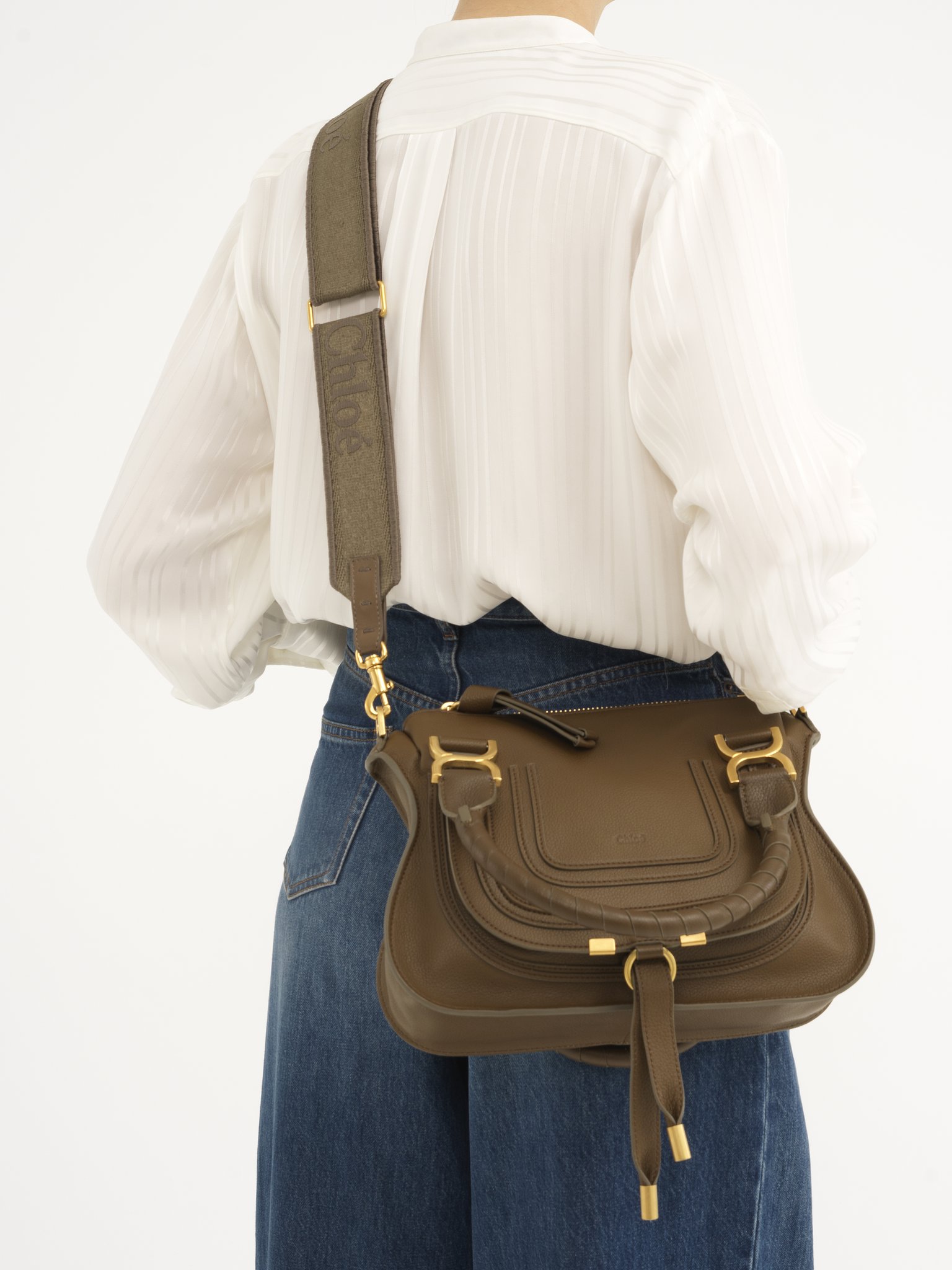 Adjustable strap in canvas Canvas with Chloé logo embroidery
Dark Nut Back view of the product