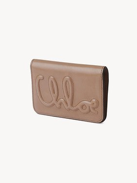 C Chloé bifold wallet in shiny leather  Shiny calfskin
Woodrose Back view of the product