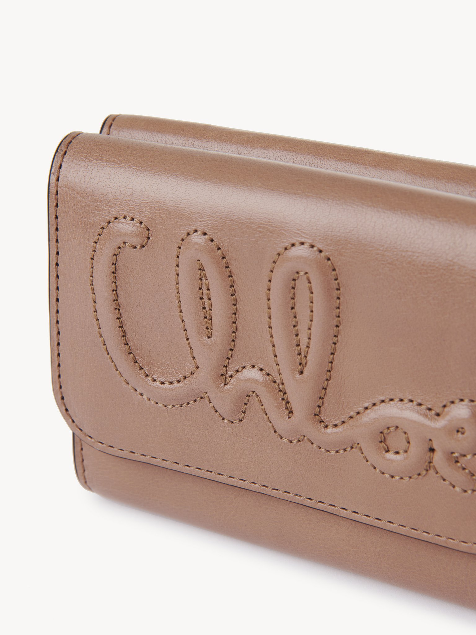 C Chloé small tri-fold in shiny leather Shiny calfskin
Woodrose 