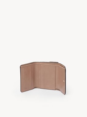 C Chloé small tri-fold in shiny leather Shiny calfskin
Woodrose Product detail