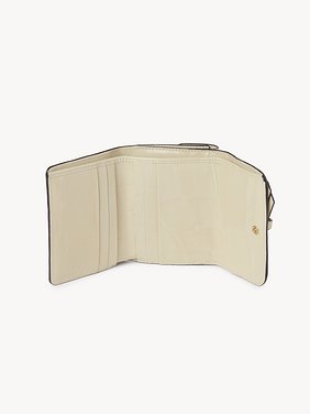 Small Alphabet tri-fold in croco-effect leather Croco-effect calfskin
Vegetal Beige Product detail