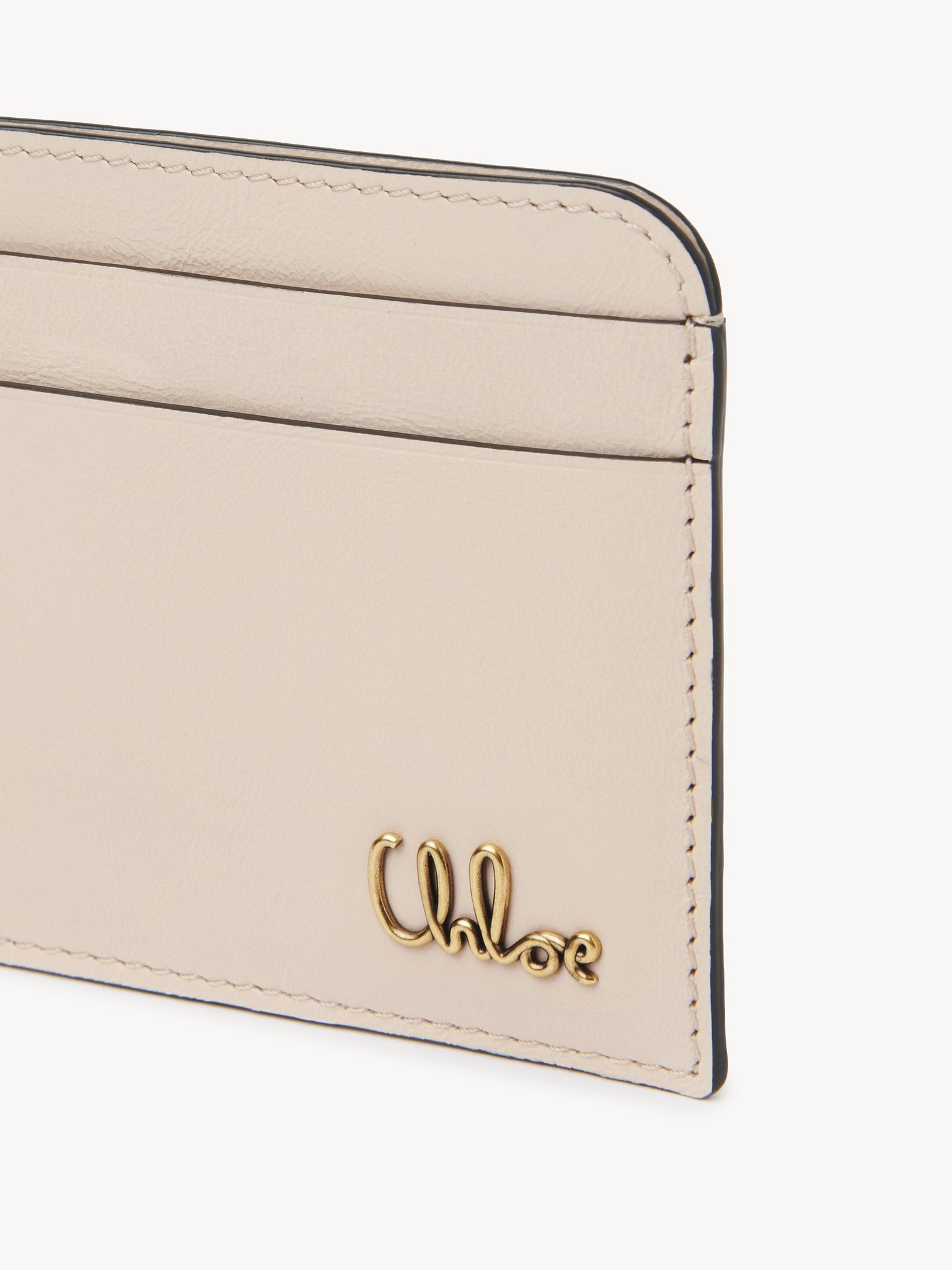 Chloé Iconic card holder in shiny leather Shiny calfskin
Cement Pink Front view of the product being worn