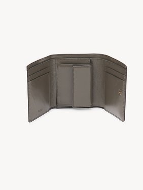 Small Chloé Iconic tri-fold with coin pocket in shiny leather Shiny calfskin
Flannel Grey Product detail