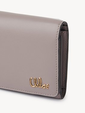 Small Chloé Iconic tri-fold with coin pocket in shiny leather Shiny calfskin
Grizzled Purple Front view of the product being worn