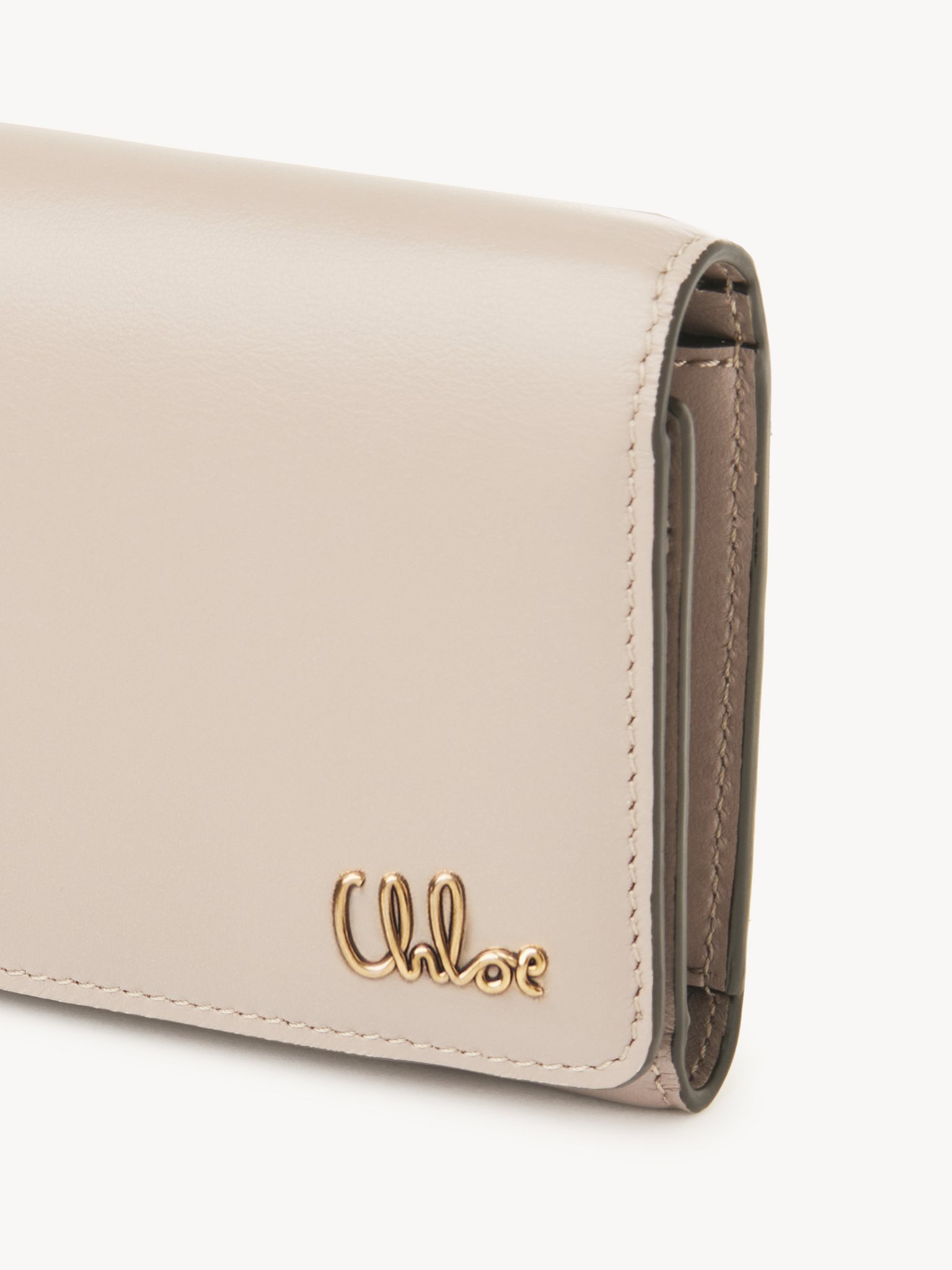 Small Chloé Iconic tri-fold with coin pocket in shiny leather Shiny calfskin
Cement Pink 