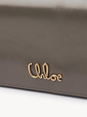 Chloé Iconic flap wallet on chain in shiny leather Shiny calfskin
Flannel Grey Front view of the product being worn