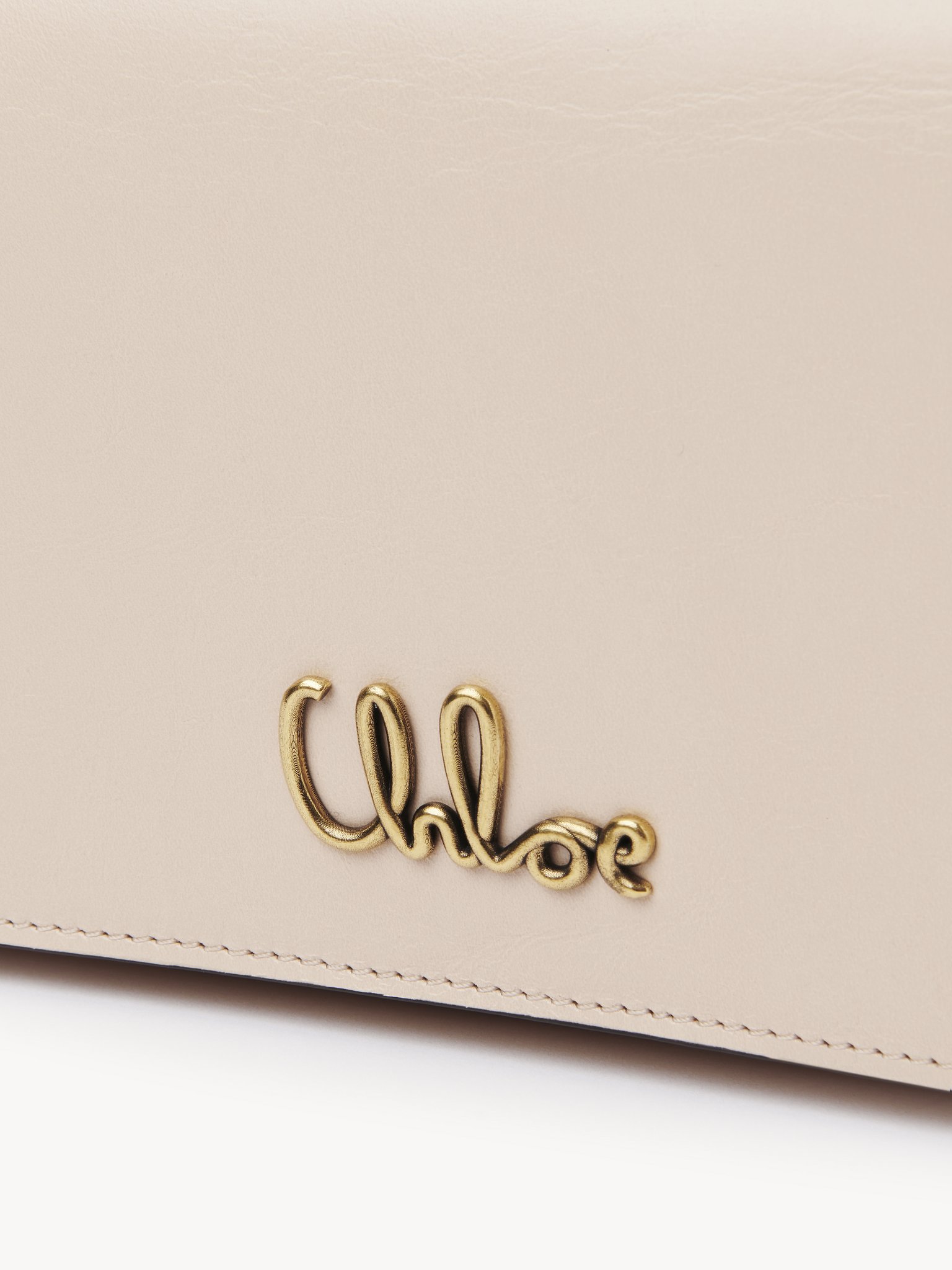 Chloé Iconic flap wallet on chain in shiny leather Shiny calfskin
Cement Pink Front view of the product being worn