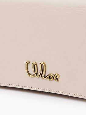 Chloé Iconic flap wallet on chain in shiny leather Shiny calfskin
Cement Pink Front view of the product being worn