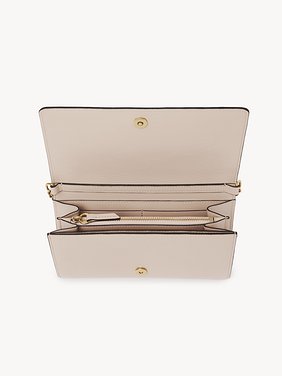 Chloé Iconic flap wallet on chain in shiny leather Shiny calfskin
Cement Pink Product detail