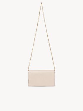 Chloé Iconic flap wallet on chain in shiny leather Shiny calfskin
Cement Pink Top view of the product