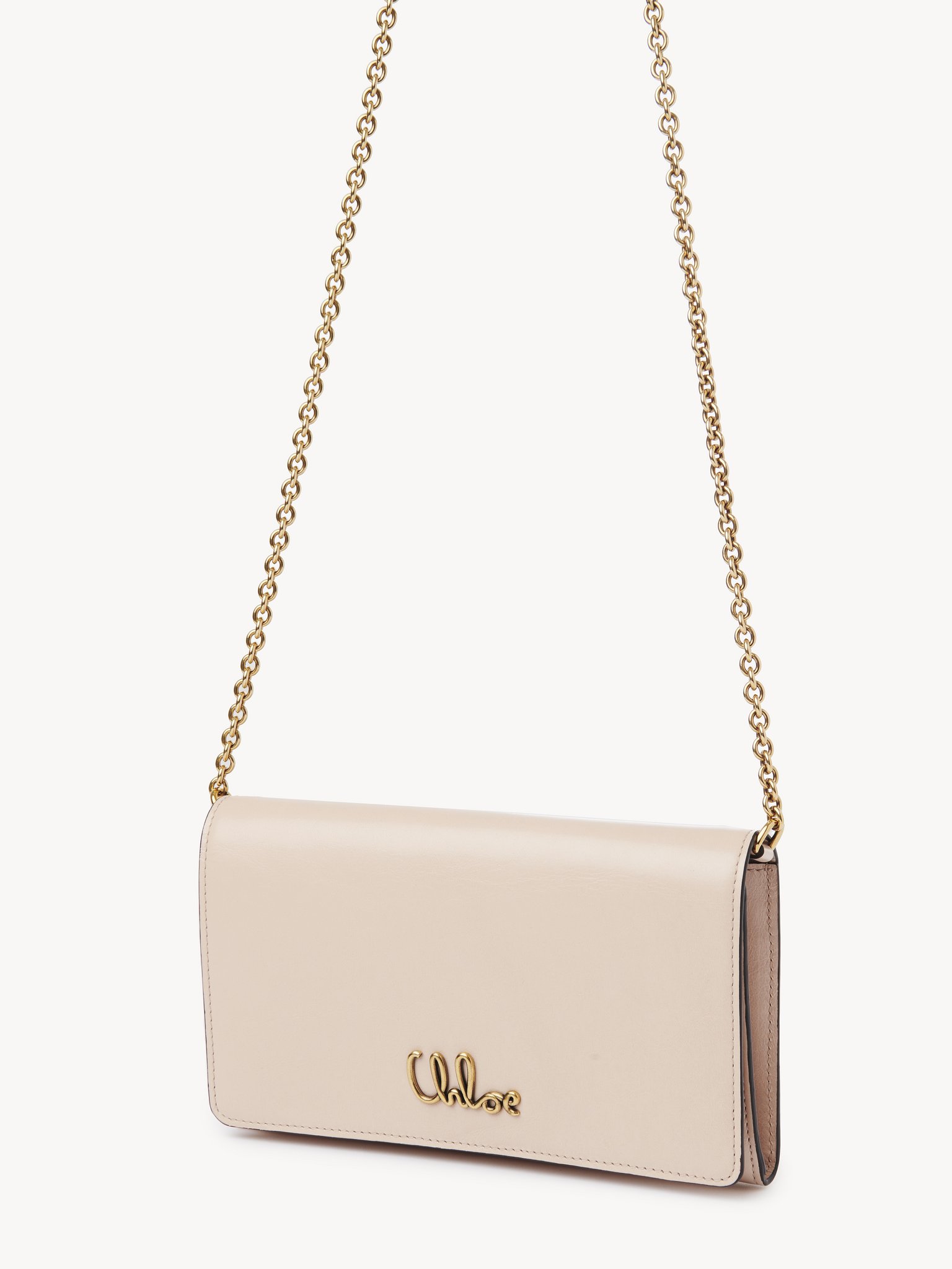 Chloé Iconic flap wallet on chain in shiny leather Shiny calfskin
Cement Pink Back view of the product