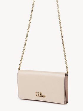 Chloé Iconic flap wallet on chain in shiny leather Shiny calfskin
Cement Pink Back view of the product