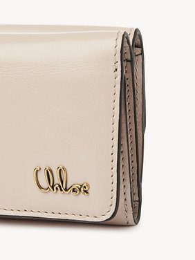 Mini Chloé Iconic tri-fold in shiny leather Shiny calfskin
Cement Pink 