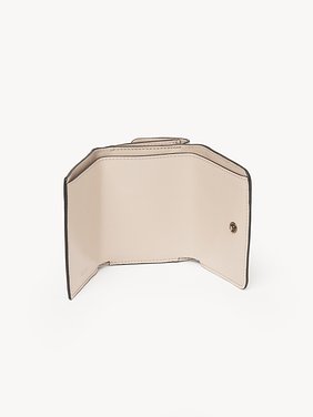 Mini Chloé Iconic tri-fold in shiny leather Shiny calfskin
Cement Pink Product detail