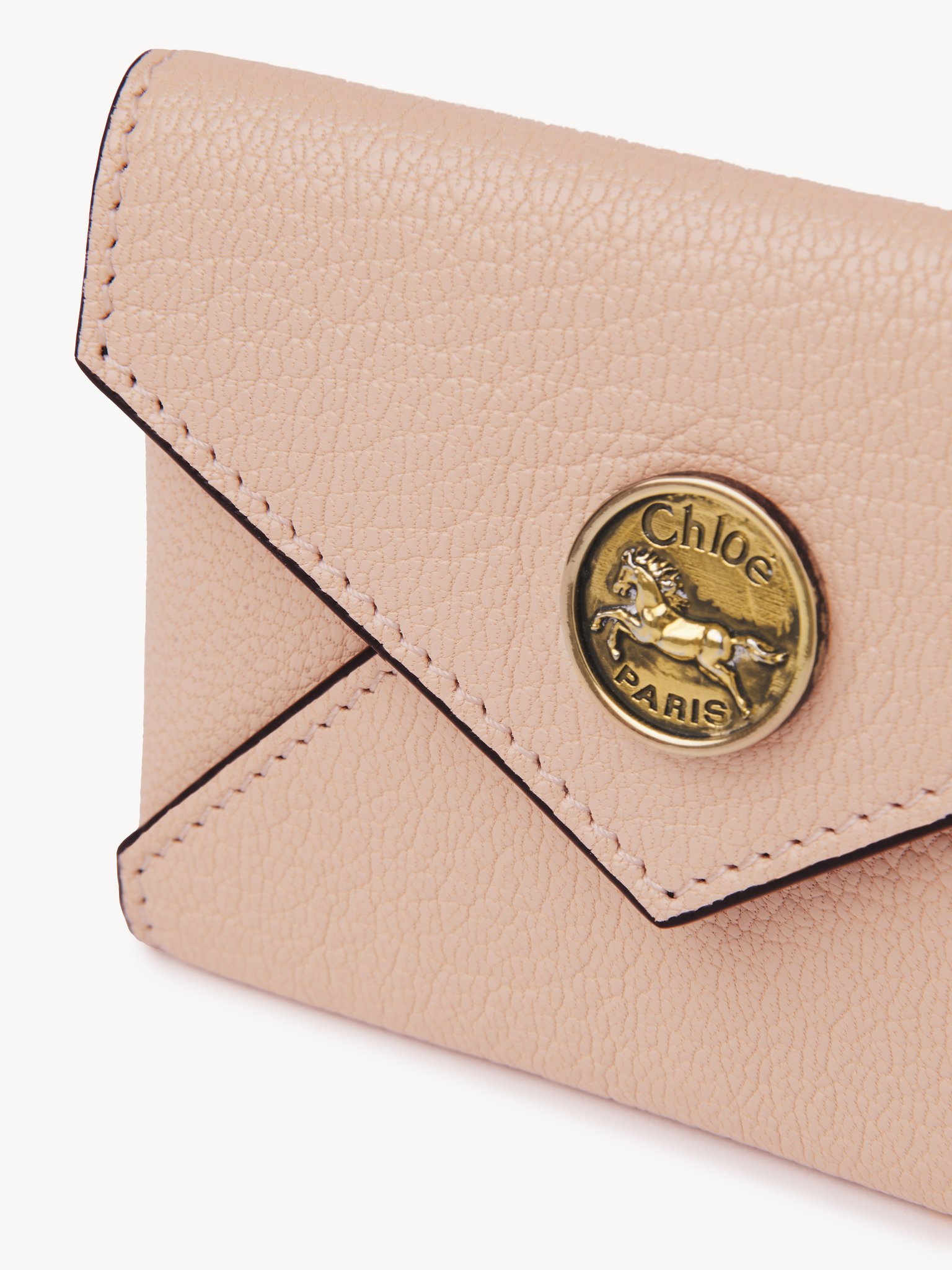 Envelope card holder in grained leather Grained goatskin
Blushy Beige Front view of the product being worn