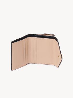 Small Envelope tri-fold in grained leather Grained goatskin
Blushy Beige Product detail