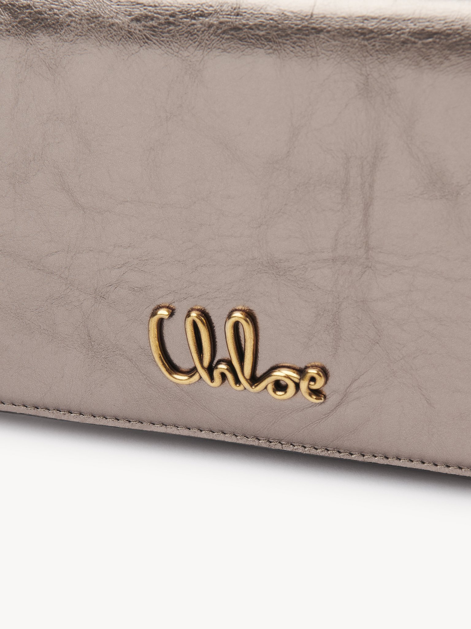 Chloé Iconic flap wallet on chain in metallised leather Metallized calfskin
Shiny Grey Front view of the product being worn